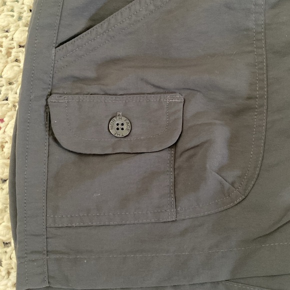 North Face Cargo hiking shorts EUC SZ 8 dark grey - Picture 4 of 6